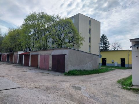 Eladó Parkoló 2800 Tatabánya Újvárosban, a Komáromi utcában garázs eladó. 