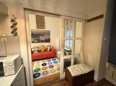 Eladó Lakás 1061 Budapest 6. kerület Jó állapotú, első emeleti garzon lakás a Király utcában