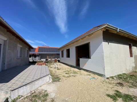 Eladó Lakás 2163 Vácrátót 