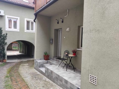 Eladó Lakás 9400 Sopron Rusztikus ház,69 m2-es felújított lakás, gk.beállóval (!)