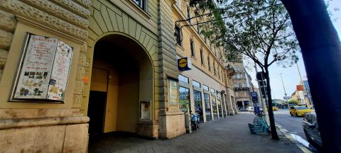 Eladó Üzlethelyiség 1073 Budapest 7. kerület Belső folyosóról nyíló üzlethelyiség a Blaha Lujza térnél