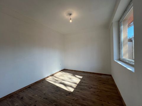 Eladó Lakás 1195 Budapest 19. kerület Felújított, étkező + szoba, VI-os házrész