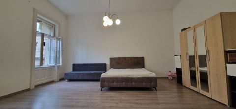 Eladó Lakás 1073 Budapest 7. kerület , DOB UTCÁNÁL FELÚJÍTOTT 4. EM-I POLGÁRI LAKÁS SZÉP HÁZBAN