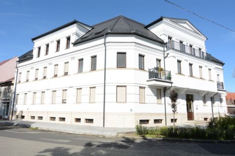 Kiadó Lakás 6000 Kecskemét Belváros, nappali + 3 szoba, erkély, teremgarázs beálló