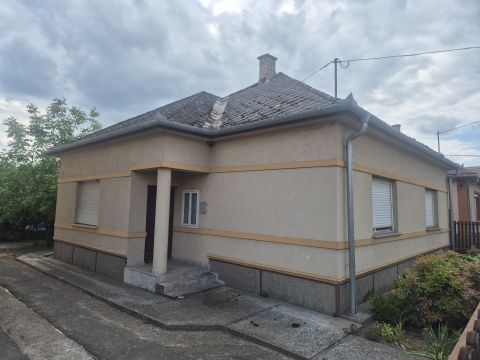 Eladó Ház 2371 Dabas , Családi ház! Központ! Lehetőség!