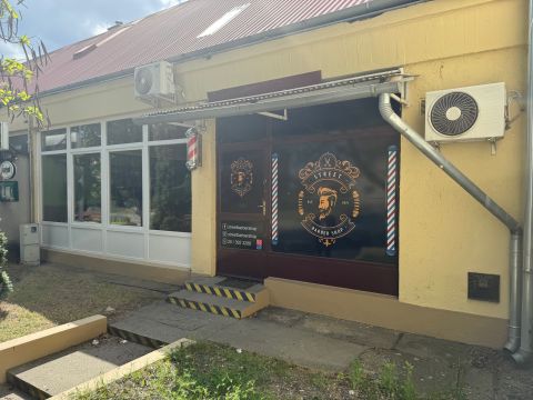 Kiadó Üzlethelyiség 2750 Nagykőrös Igényes, utcafronti üzlet jó környéken hosszú távra KIADÓ