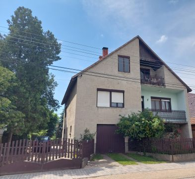 Eladó Ház 7081 Simontornya , Háromszintes, szuterénes családi ház
