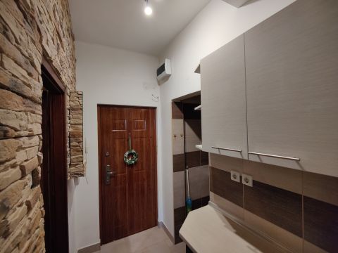 Eladó Lakás 1107 Budapest 10. kerület , Szárnyas utcai lakótelepen!