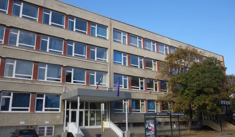 Eladó Irodaépület 8000 Székesfehérvár , Belvárosi irodák, raktárok 537 m2-en, forgalmas helyen