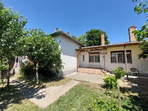 Eladó Ház 7134 Gerjen , Nagy tégla családi ház
