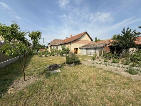 Eladó Ház 6066 Tiszaalpár , HITELEZHETŐ,JÓ ÁLLAPOTÚ - 3 SZOBÁS CSALÁDI HÁZ
