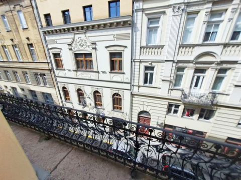 Eladó Lakás 1056 Budapest 5. kerület , Duna és a Nagyvásárcsarnok közelében szép házban