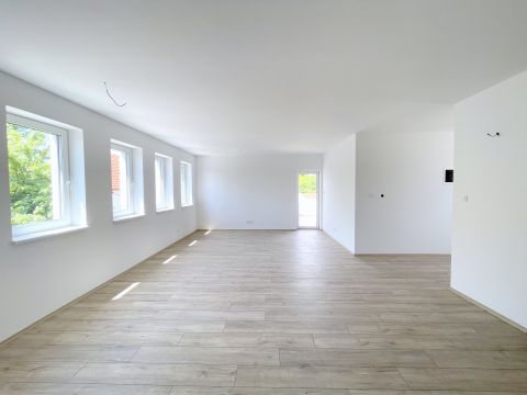 Eladó Lakás 6000 Kecskemét , 2025-ben épült belvárosi 1.emeleti teraszos lakás, garázzsal