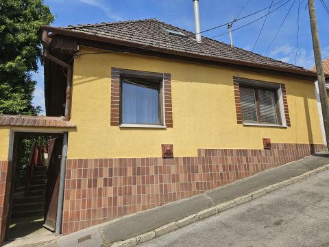 Eladó Ház 7625 Pécs , Pécs Tettyén eladó 2 szintes családi ház saját kis udvarral