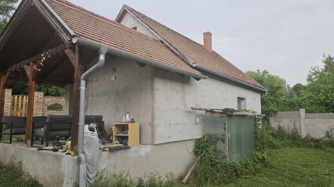 Eladó Ház 2427 Baracs , HORGÁSZOK FIGYELEM!!!