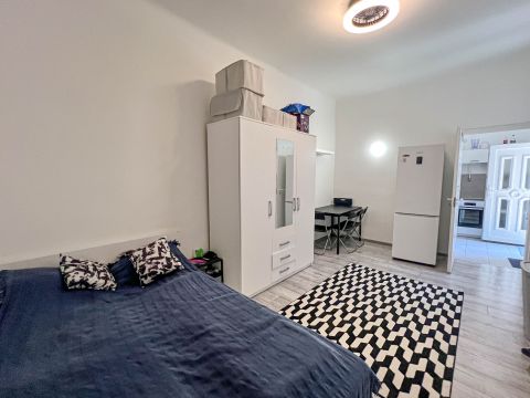 Eladó Lakás 1089 Budapest 8. kerület Ludovikánál felújított garzonlakás praktikus konyhával