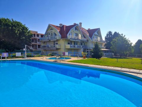 Eladó Lakás 8360 Keszthely BALATON - PART 500 m-re, zárt udvarban, medencével, garázzsal