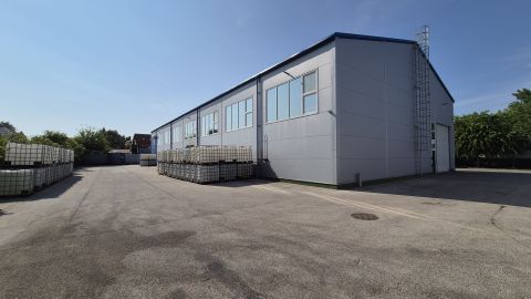 Eladó Ipari 6000 Kecskemét , Forgalmas úton 2945nm csarnok és irodaépület, 9841nm telken