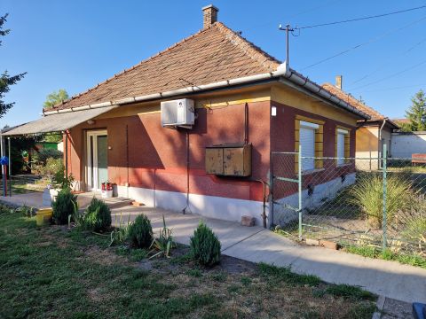 Eladó Ház 2200 Monor , Monoron közel a Jászai iskolához bővíthető Kádár-kocka ház 