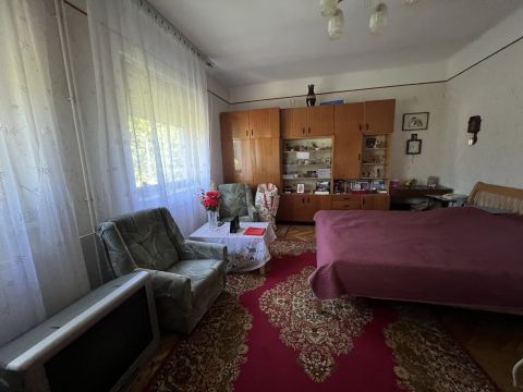 Eladó Ház 1038 Budapest 3. kerület Békás-Ófalu: ikerház-rész nagy telekkel, akár 2 GENERÁCIÓNAK