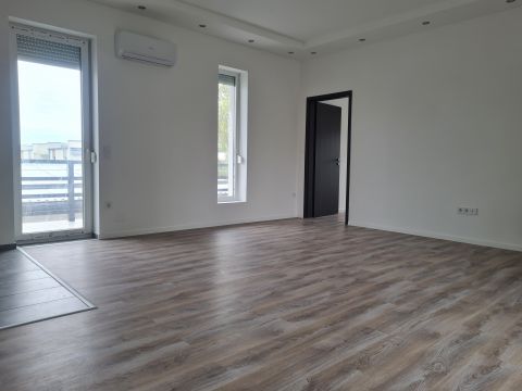 Eladó Ház 8600 Siófok ,  parközeli modern, újszerű ház, első emeleti lakása