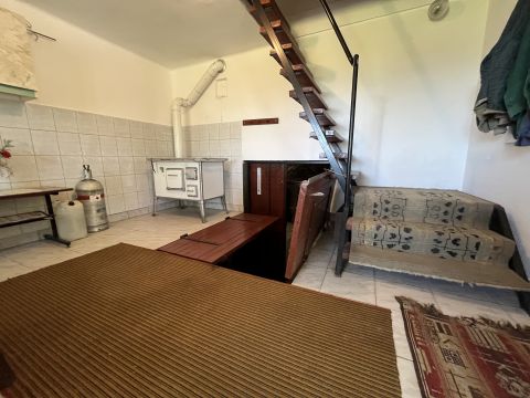 Eladó Ház 8181 Berhida Öreghegyen tégla építésű présház, szőlővel, gyümölcsössel