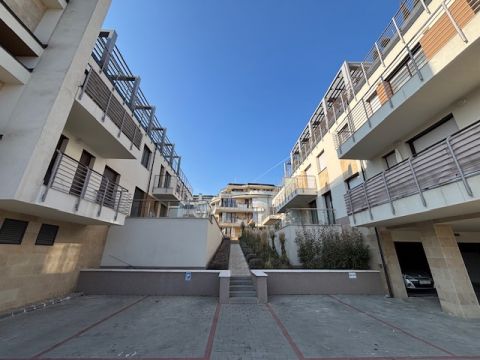 Eladó Lakás 1038 Budapest 3. kerület , Csillaghegyen, 70nm-es tetőterasz, nappali+2 szoba, újszerű 