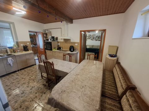 Eladó Ház 6100 Kiskunfélegyháza , Padlófűtéses, 3 szobás, modernizált családi ház