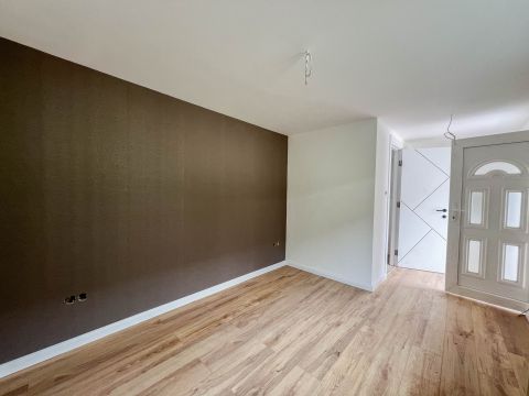 Eladó Lakás 1201 Budapest 20. kerület , Frissen felújított garzonlakás saját kerttel, terasszal
