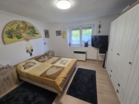 Eladó Ház 8136 Lajoskomárom , Nyugodt, csendes helyen, jó állapotú, hangulatos kis házikó 