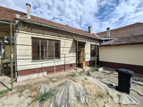 Eladó Ház 6100 Kiskunfélegyháza , Belvárosi 71 m2-es ingatlan alakítható állapotban