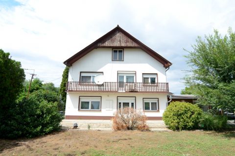 Eladó Ház 6347 Érsekcsanád Érsekcsanád elején 2 szintes nappali + 4 szobás ház, garázs