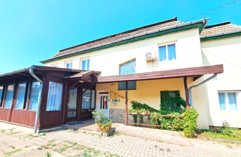 Eladó Vendéglátás 2193 Galgahévíz Eladó bejáratott vendégház, rendezvényhelyszín M3-hoz közel