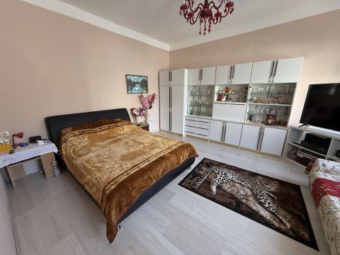 Eladó Lakás 1103 Budapest 10. kerület , Remek lehetőségeket rejtő családi ház Kőbányán