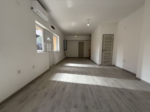 Eladó Lakás 1183 Budapest 18. kerület , Felújított, nappali + 2 szoba, gk. beálló, saját udvarrész