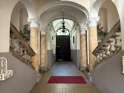 Kiadó Lakás 1088 Budapest 8. kerület , József körút legszebb házában, felújított,állógalériás lakás