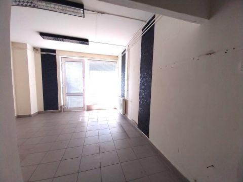 Eladó Üzlethelyiség 3000 Hatvan Belváros közeli