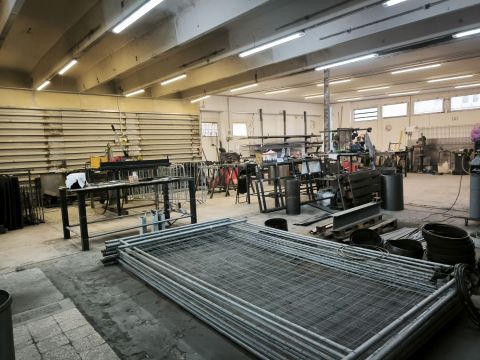 Kiadó Ipari 9028 Győr , Régi Veszprémi úton 300 m2-es iparcsarnok kiadó!