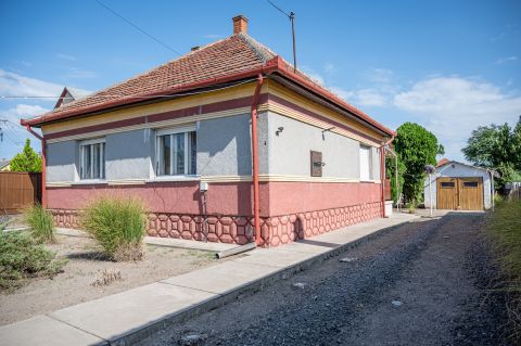Eladó Ház 2760 Nagykáta , Nagykátán központ közelében 2 szzobás tégla építésű ház 