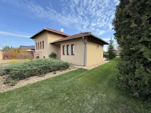 Eladó Ház 6000 Kecskemét SZINTELTOLÁSOS, NAPPALI + 3 SZOBÁS,2 FÜRDŐSZOBÁS CSALÁDI HÁZ