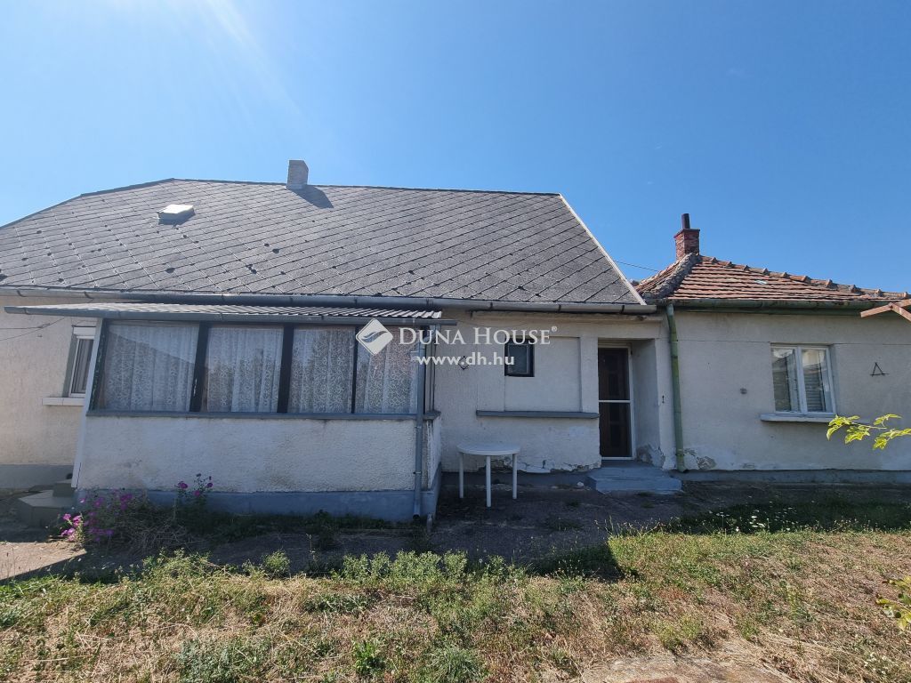 8314 Vonyarcvashegy , Csendes, 1 km-re a Balatontól — 1/34