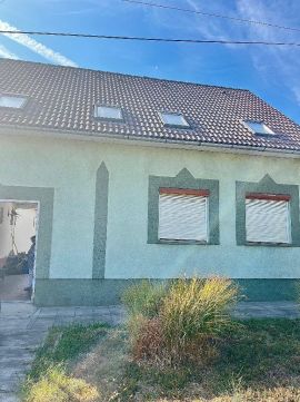 Eladó Ház 7100 Szekszárd , 7100 Szekszárd, Családiházas