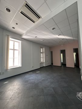 Kiadó Irodaépület 6720 Szeged , Szeged belvárosában 550 nm alapterületű irodaház KIADÓ!