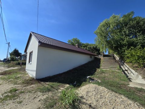 Eladó Ház 2451 Ercsi , Dunapart közelében, felújított kis ház  