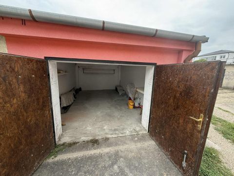 Eladó Parkoló 9200 Mosonmagyaróvár , Gyári út közelében