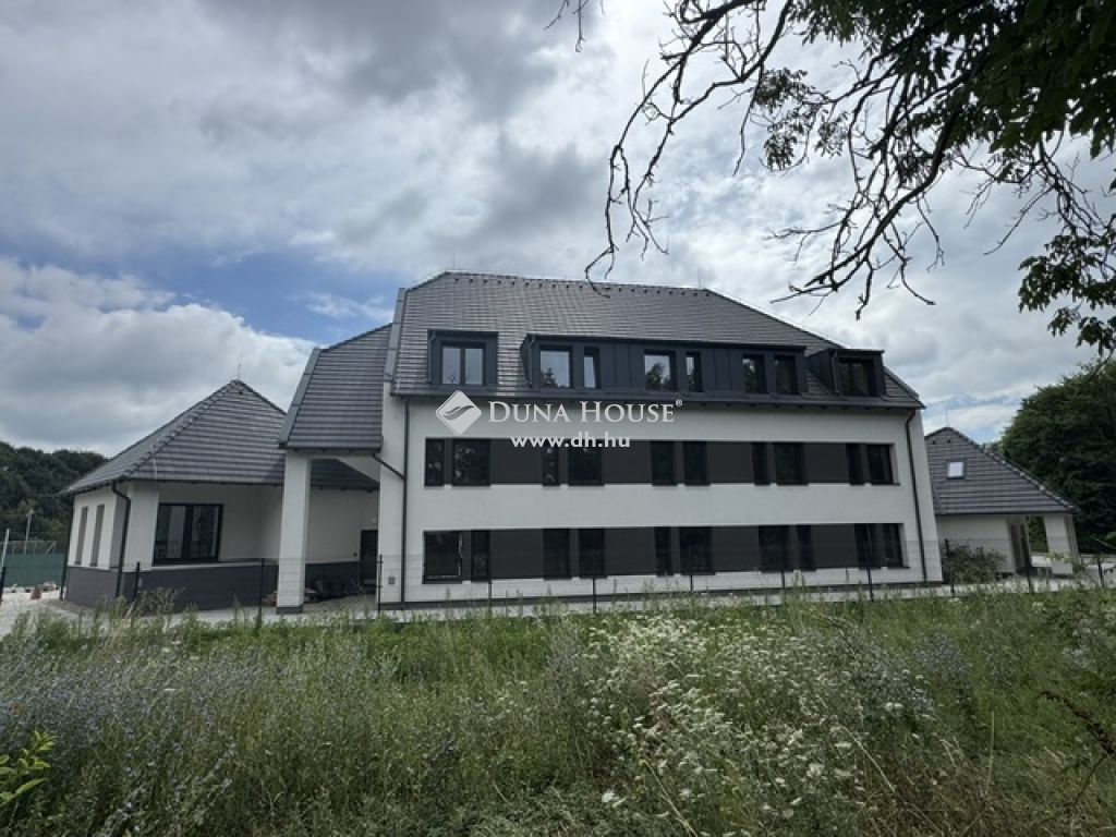 2086 Tinnye , a Békás patak közelében, csendes mellékutcában — 1/18