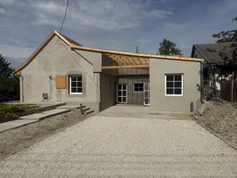 Eladó Ház 8164 Balatonfőkajár , Nyugodt, csendes utacában, teljesen felújított ház