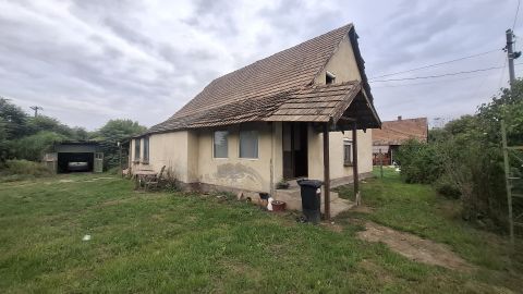 Eladó Ház 2214 Pánd , Templom közelében 5 szobás ház, saroktelken