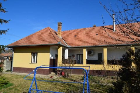 Eladó Ház 2764 Tápióbicske Központhoz közel, frekventált helyen