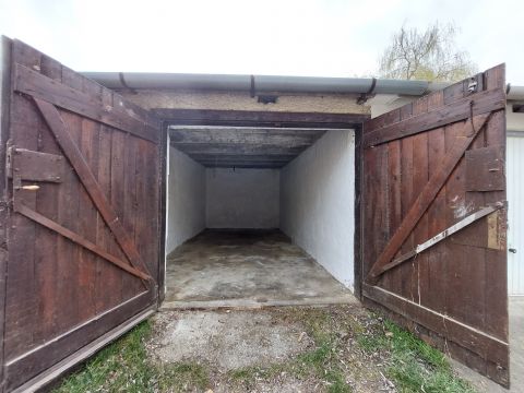 Eladó Parkoló 8000 Székesfehérvár , Fáy András lakótelepen garázs eladó